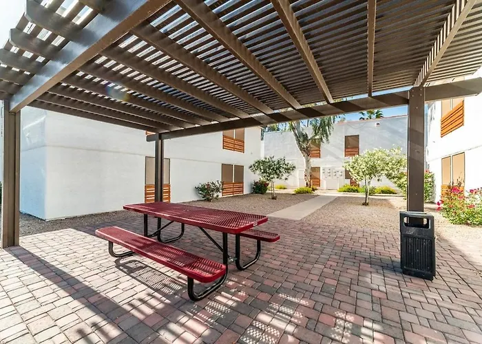 78- Modern Desert Paradise Heated Pool Holiday home *